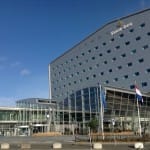 Vertrekhal en hotel Eindhoven Airport
